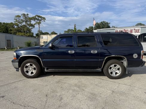 Used 2006 Chevrolet Suburban LS w/ Smart Select Package RWD image 8