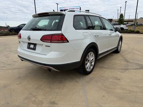 Used 2019 Volkswagen Golf Alltrack S image 5
