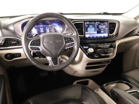 Used 2022 Chrysler Pacifica Touring-L FWD image 2