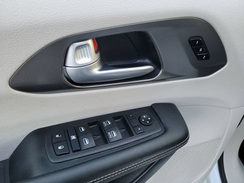 Used 2024 Chrysler Pacifica Touring-L FWD image 22