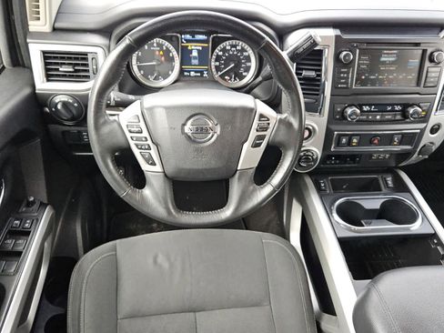 Used 2019 Nissan Titan SV w/ SV Convenience Package image 5