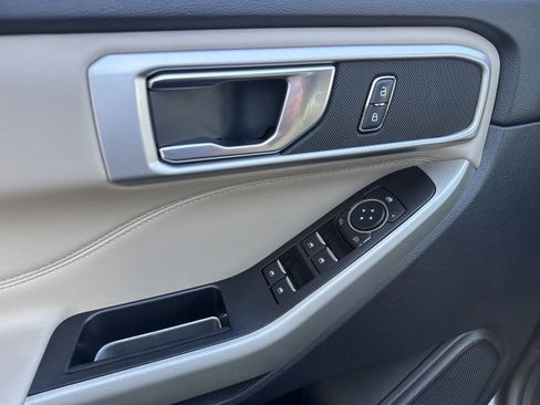 Used 2021 Ford Explorer XLT image 8