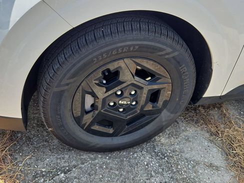 Used 2025 Kia Carnival FWD image 8