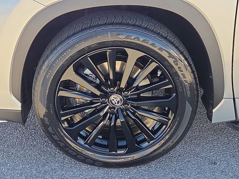 Used 2023 Toyota Highlander XSE image 7