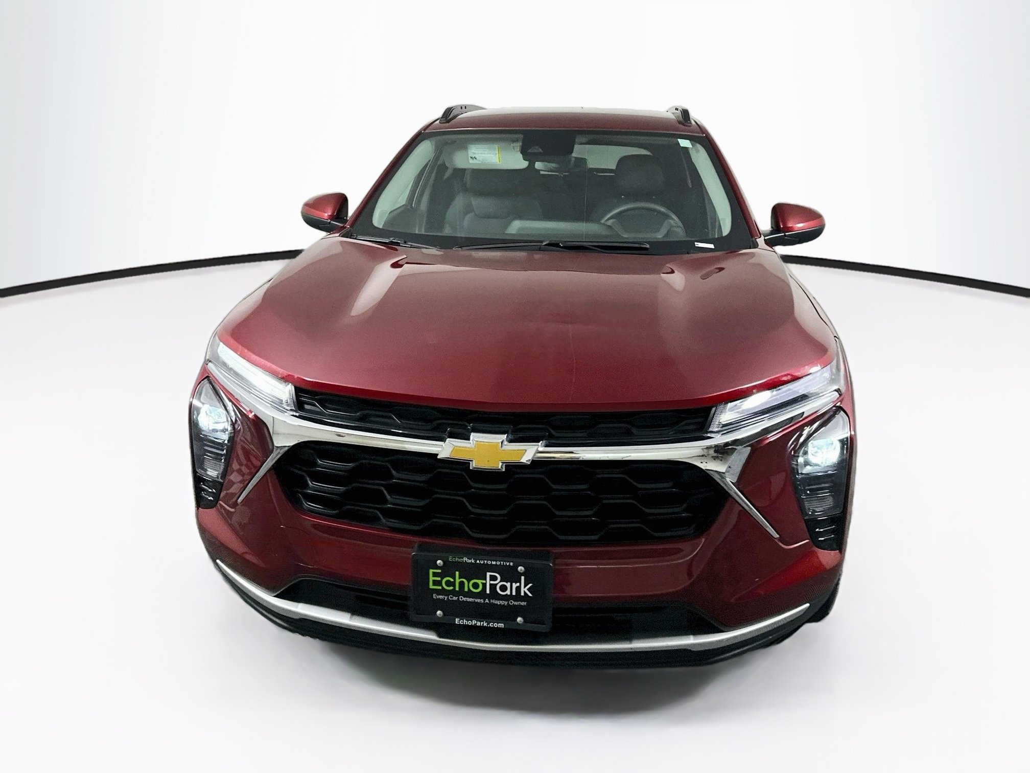 Used 2025 Chevrolet Trax LT FWD image 2