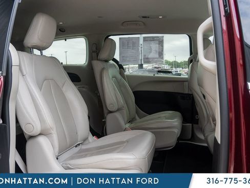 Used 2021 Chrysler Pacifica Touring-L FWD image 19