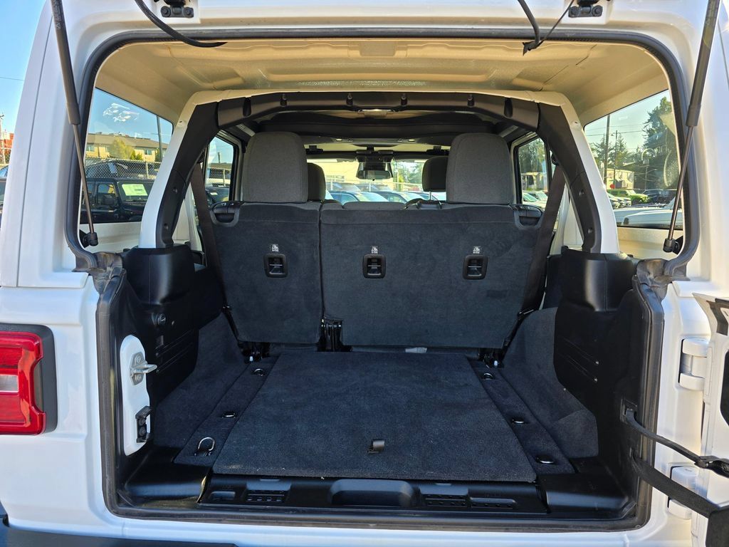 Used 2025 Jeep Wrangler Unlimited Sahara AWD/4WD image 15