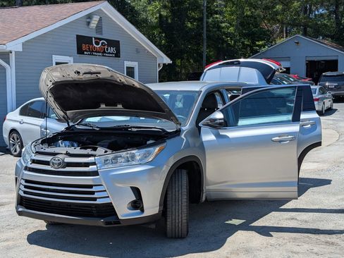 Used 2018 Toyota Highlander LE FWD image 11