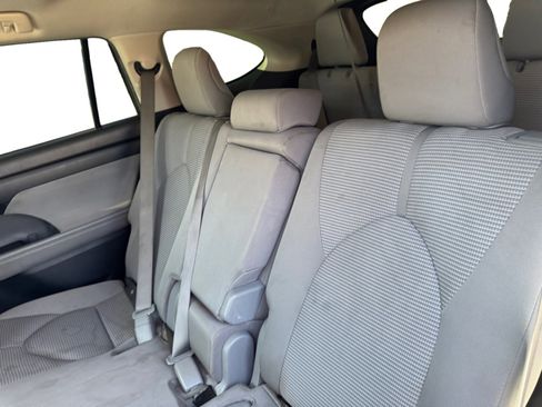 Used 2021 Toyota Highlander LE image 60