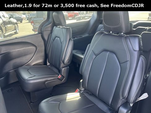 New 2026 Chrysler Pacifica Select image 9