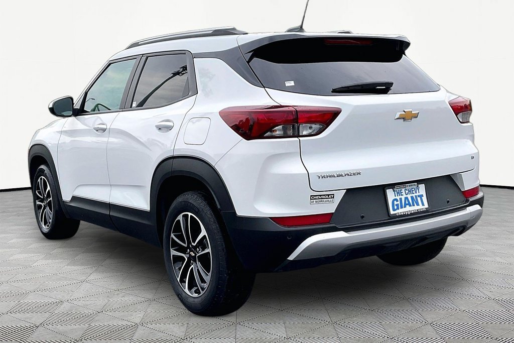 Used 2025 Chevrolet TrailBlazer LT w/ Driver Confidence Package FWD image 4