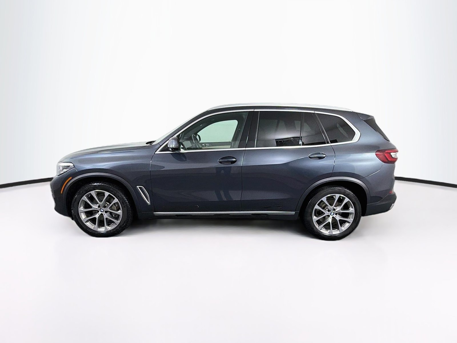 Used 2022 BMW X5 xDrive40i w/ Premium Package AWD/4WD image 4