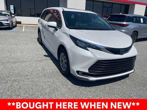 Used 2025 Toyota Sienna XLE FWD image 3