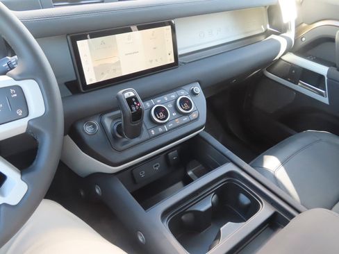 Used 2023 Land Rover Defender 90 S image 18