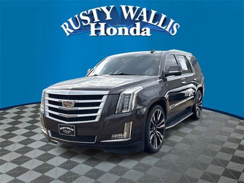 Used 2016 Cadillac Escalade Luxury image 4