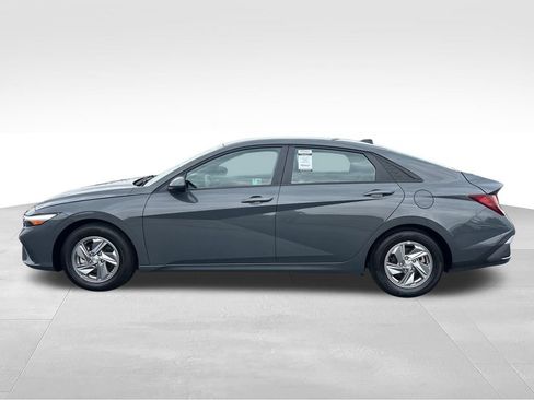 Used 2024 Hyundai Elantra SE FWD image 3