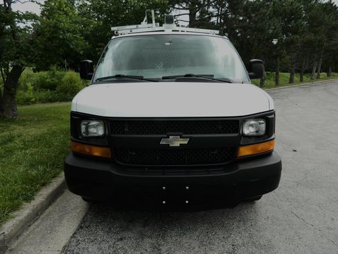Used 2015 Chevrolet Express 2500 RWD image 2