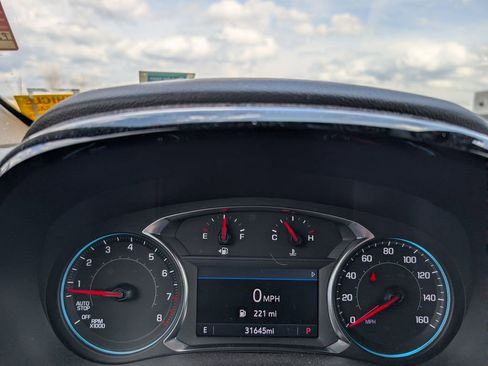 Used 2023 Chevrolet Traverse LT w/ Rear Camera Mirror Package image 14