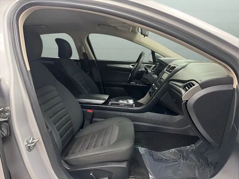 Used 2018 Ford Fusion SE w/ Fusion SE Technology Package FWD image 14