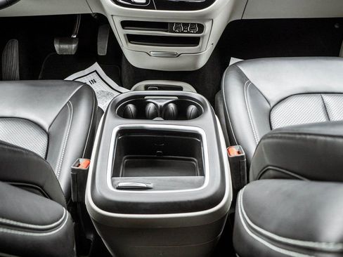 Used 2023 Chrysler Pacifica Touring-L FWD image 11