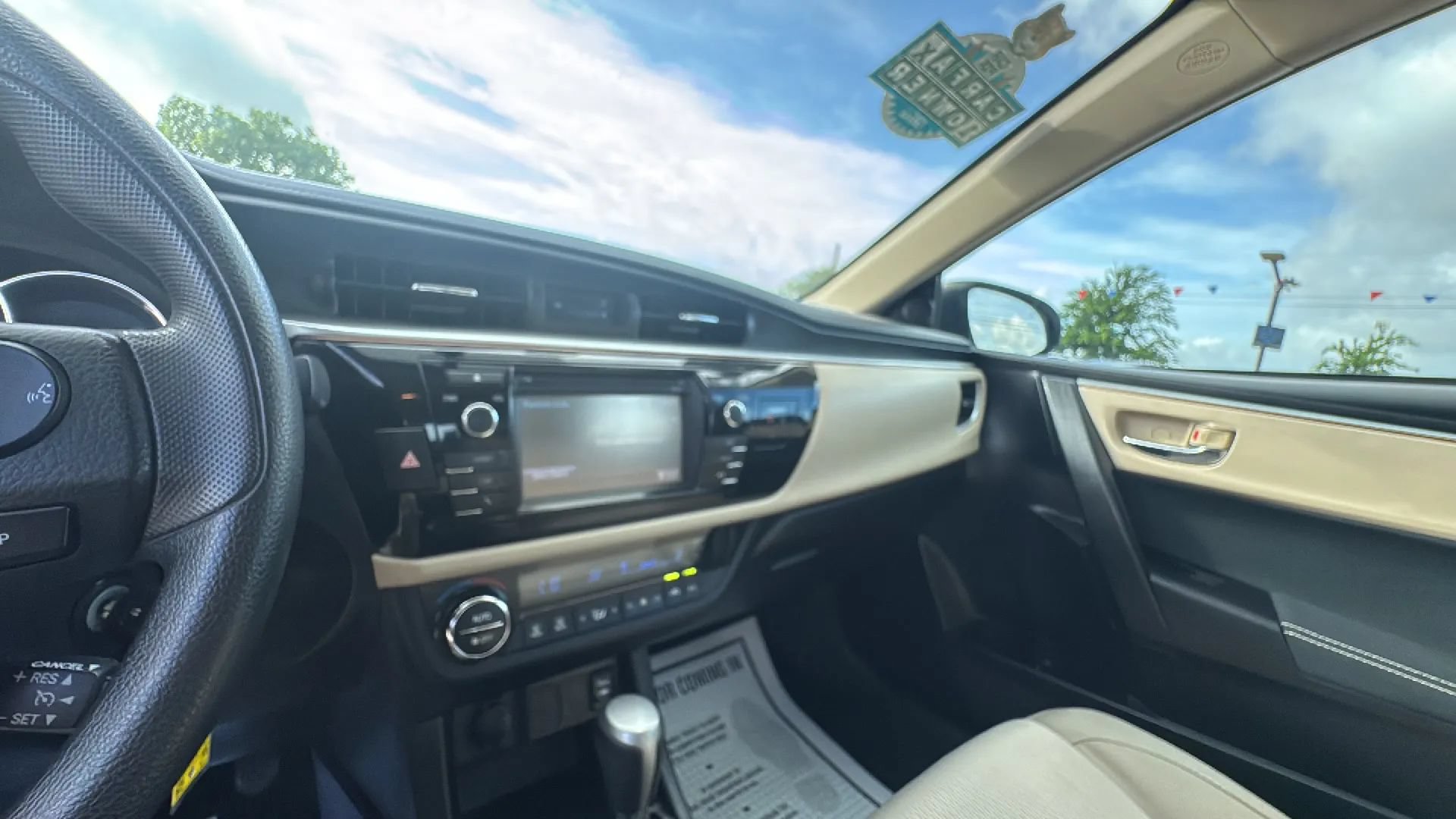 Used 2015 Toyota Corolla LE FWD image 12