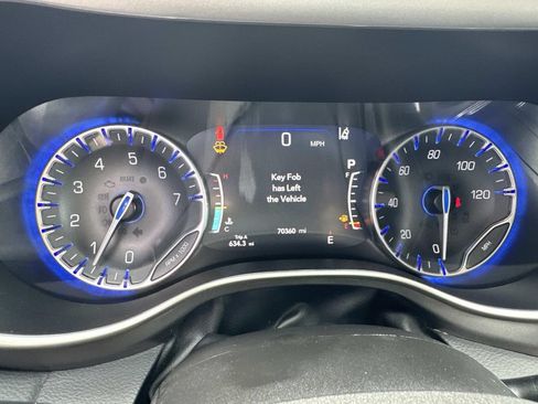 Used 2023 Chrysler Pacifica Touring-L FWD image 27