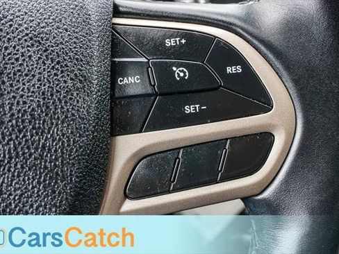 Used 2017 Jeep Cherokee Latitude w/ Cold Weather Group AWD/4WD image 31