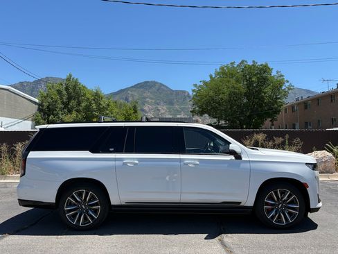 Used 2022 Cadillac Escalade ESV Sport Platinum w/ Heavy-Duty Trailer Package AWD/4WD image 2