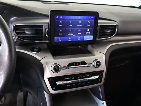Used 2022 Ford Explorer XLT w/ Equipment Group 202A image 5