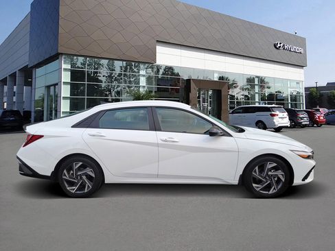 Certified 2025 Hyundai Elantra Sport image 4