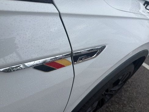 Used 2021 Volkswagen Tiguan SE R-Line image 19