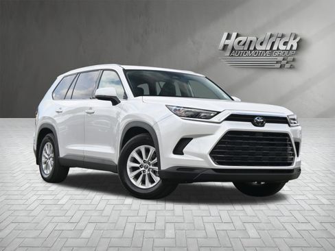 Used 2024 Toyota Grand Highlander FWD image 2