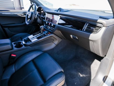 Certified 2025 Porsche Macan image 26