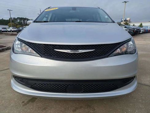 Certified 2022 Chrysler Voyager LX image 9