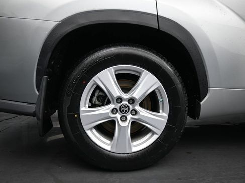 Used 2021 Toyota Highlander LE image 10