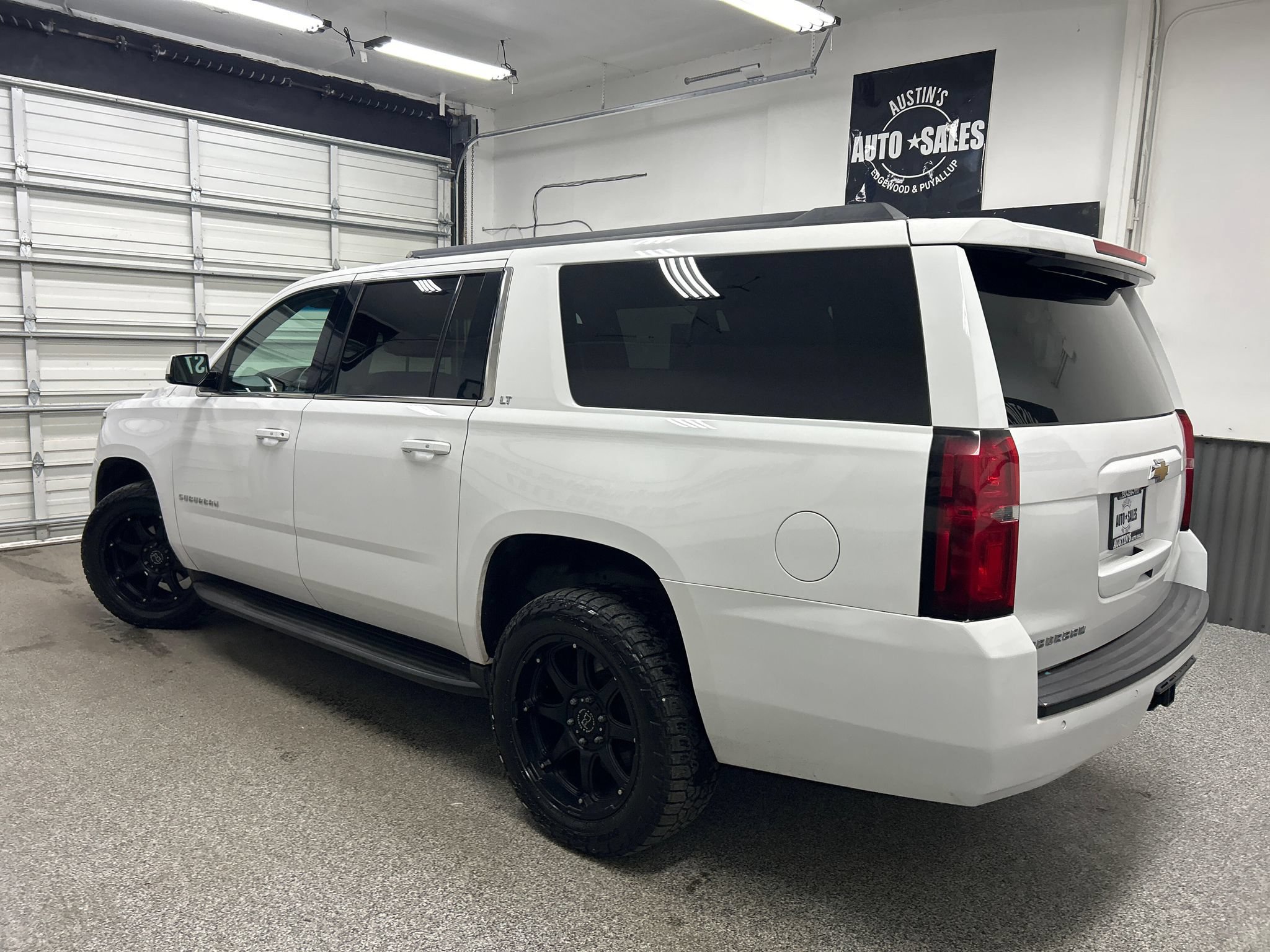 Used 2015 Chevrolet Suburban LT w/ Luxury Package AWD/4WD image 4