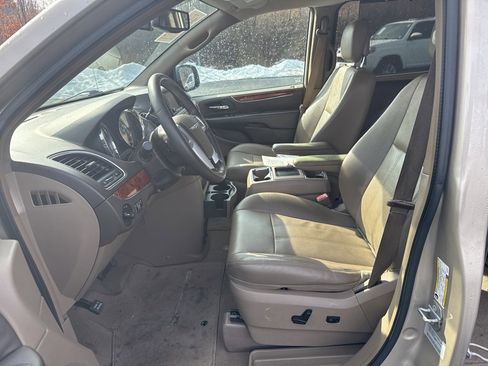 Used 2015 Chrysler Town & Country Touring-L w/ Driver Convenience Group image 5