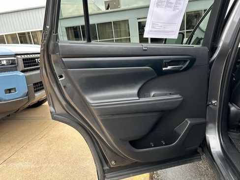 Used 2022 Toyota Highlander XLE image 21