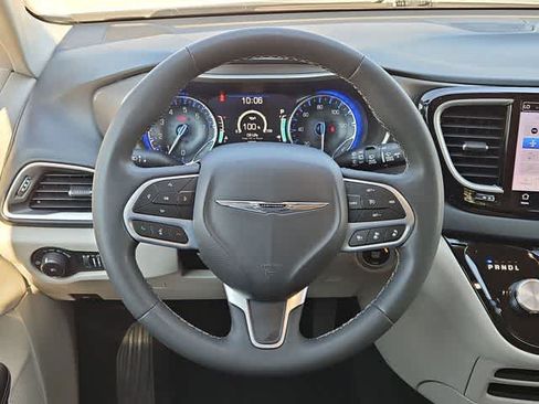 Used 2023 Chrysler Pacifica Touring-L FWD image 21