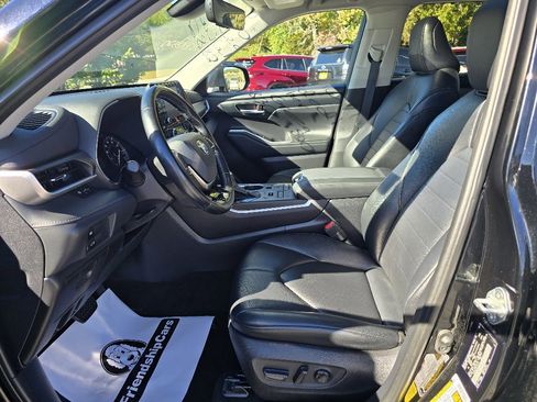 Used 2021 Toyota Highlander XLE image 12