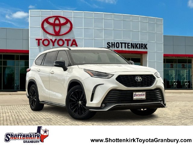 Used 2021 Toyota Highlander XSE FWD image 1