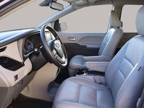 Used 2019 Toyota Sienna XLE image 18
