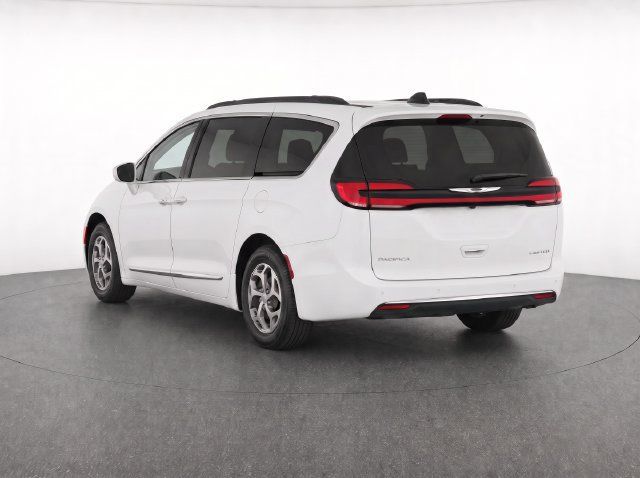 Used 2023 Chrysler Pacifica Limited FWD image 3