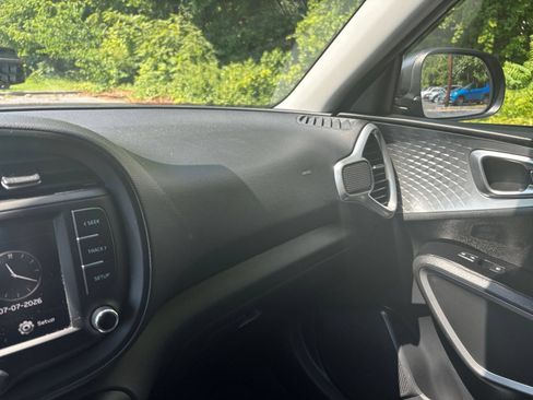 Used 2025 Kia Soul LX w/ LX Technology Package FWD image 30