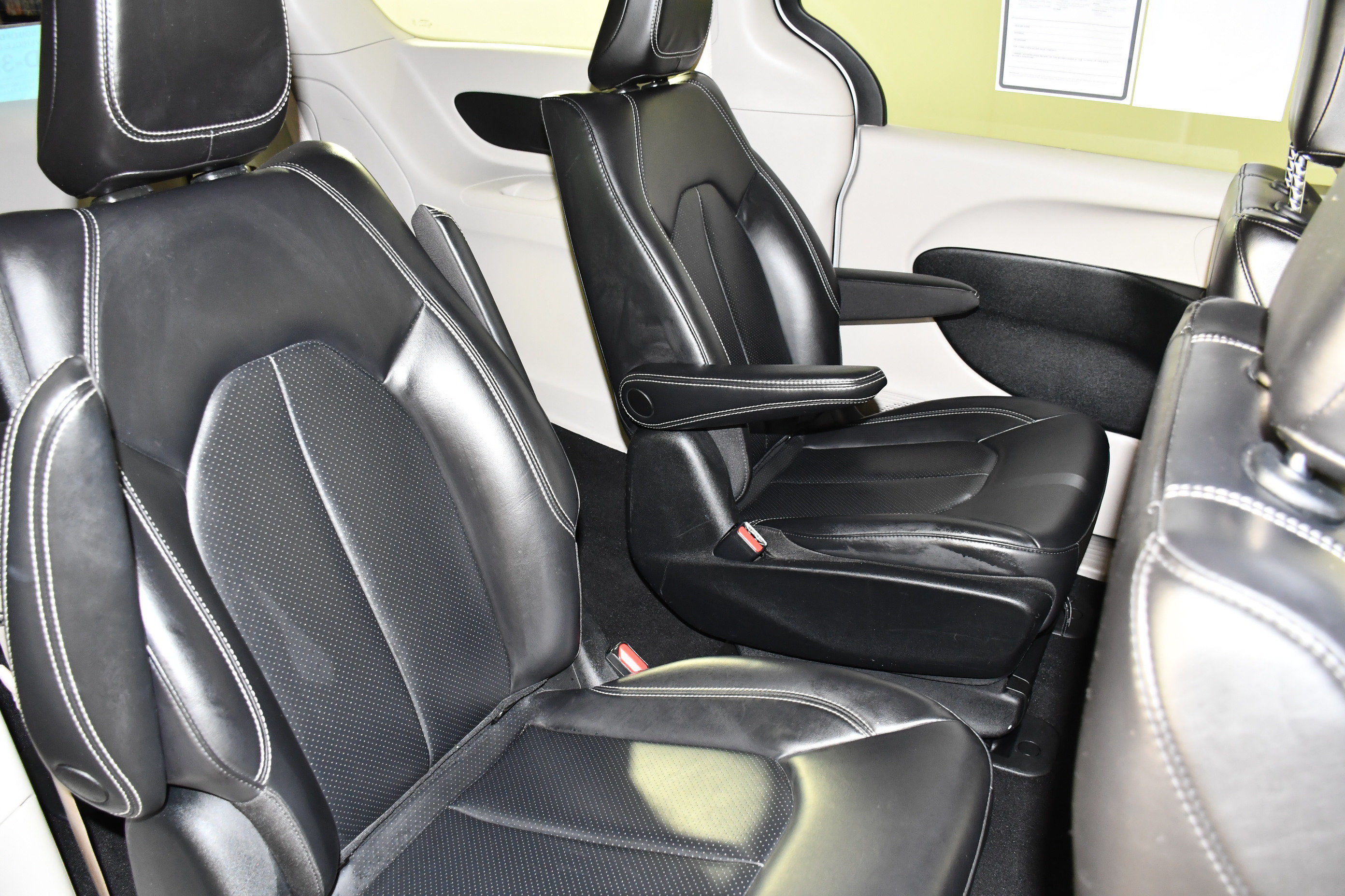 Used 2023 Chrysler Pacifica Touring-L FWD image 44