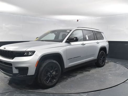 Used 2024 Jeep Grand Cherokee L Laredo image 4