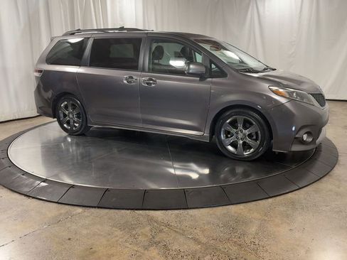 Used 2016 Toyota Sienna SE Premium image 3