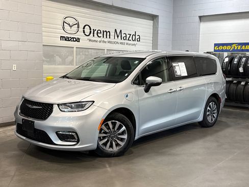 Used 2023 Chrysler Pacifica Touring-L FWD image 1
