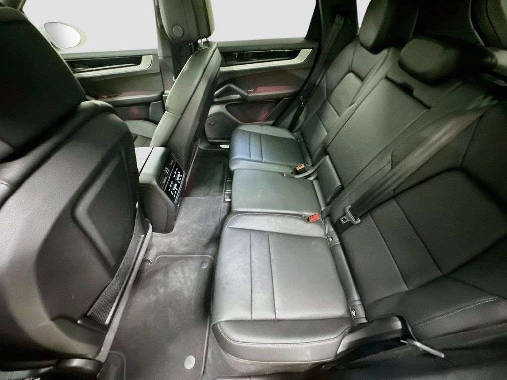 Certified 2025 Porsche Cayenne AWD/4WD image 25