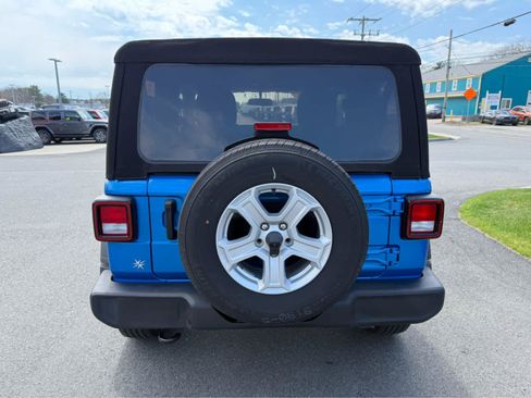 Used 2022 Jeep Wrangler Sport AWD/4WD image 9